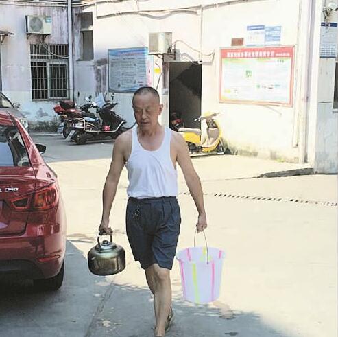 裝修抽干蓄水池,大熱天南充小區無水可用